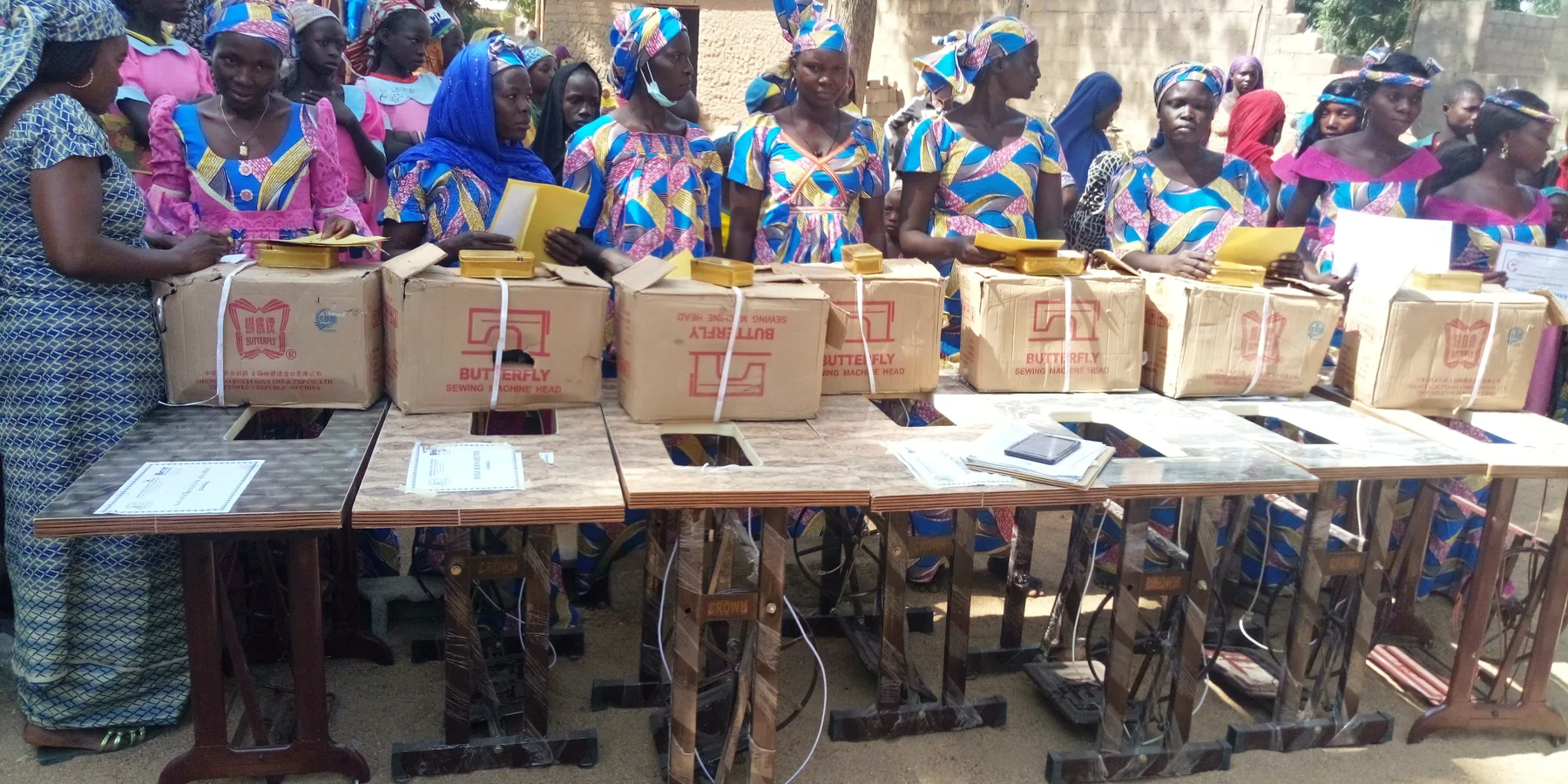 Remise de machines à coudre aux femmes formées à Djangal