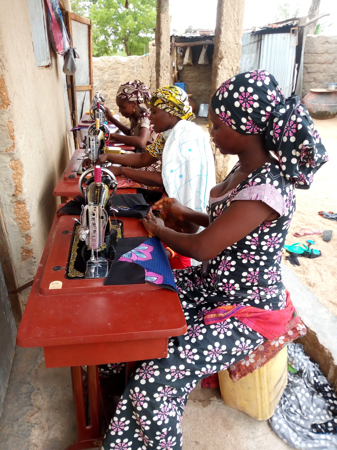 Apprenante FIA en situation de formation en couture