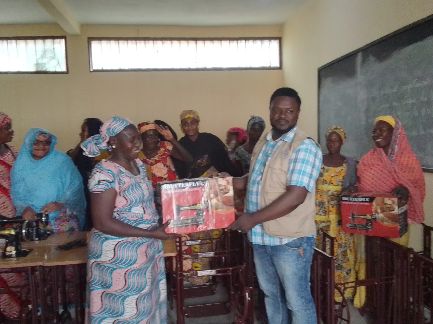 Remise de kits aux femmes issues de la formation